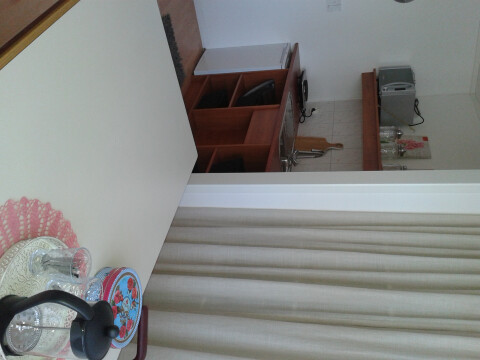 kamer aan de voorzijde met kitchenette en eettafel